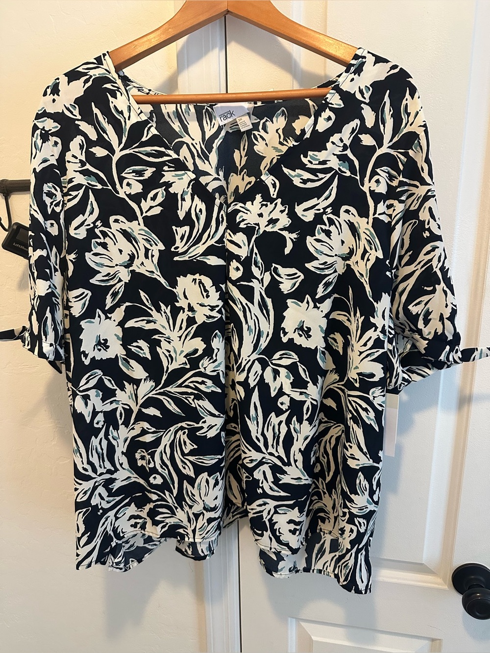 Woman’s plus size 3X navy and white floral printed blouse by Nordstrom Rack NWT